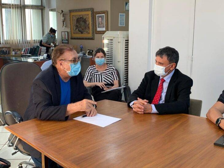 O governador Wellington Dias e o prefeito Mão Santta firmam parceria para combate a Covid-19